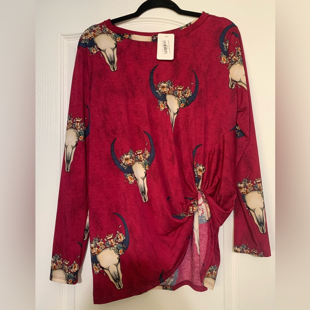 ❤️BNWT❤️ Skull top with side knot detail